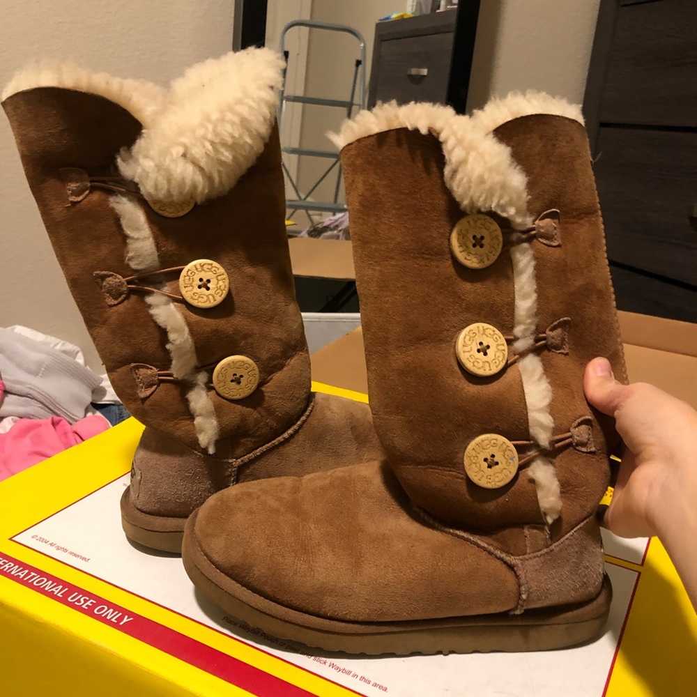 UGG Bailey Button Triplet Chestnut Brown